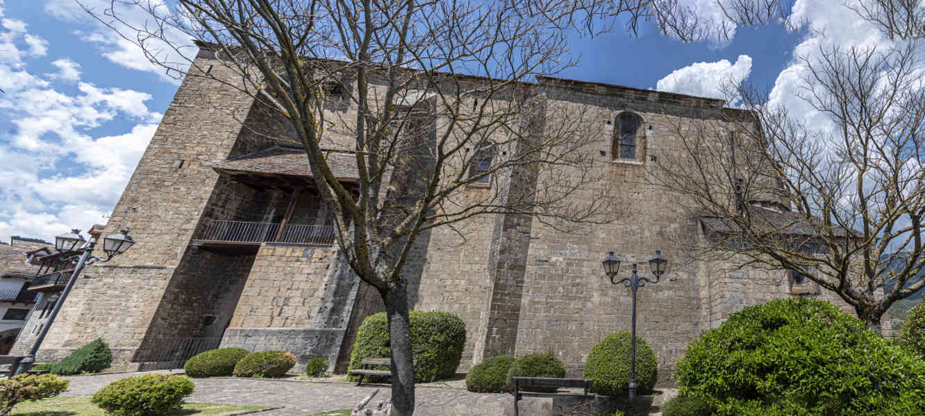 Huesca - Ansó 11 - iglesia parroquial de San Pedro de Ansó.jpg